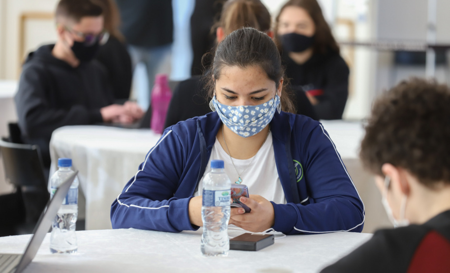 Esc Ingles O governador Carlos Massa Ratinho Junior lança nesta terça-feira (26) o programa Inglês Paraná, acompanhado do secretário da Educação e do Esporte, Renato Feder. Trata-se de um projeto inovador e dinâmico, com foco no processo de aprendizagem dos estudantes, considerando as suas necessidades, ao mesmo tempo em que favorece o desenvolvimento das habilidades de escuta e oralidade, essenciais para aprender a Língua Inglesa. - 26/10/2021 - Foto: Geraldo Bubniak/AEN