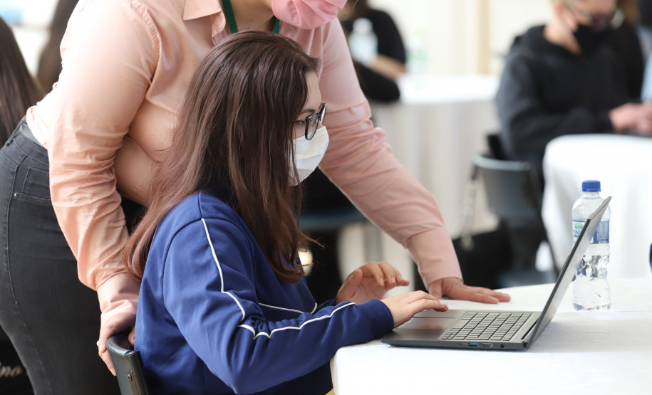 Esc Ingles O governador Carlos Massa Ratinho Junior lança nesta terça-feira (26) o programa Inglês Paraná, acompanhado do secretário da Educação e do Esporte, Renato Feder. Trata-se de um projeto inovador e dinâmico, com foco no processo de aprendizagem dos estudantes, considerando as suas necessidades, ao mesmo tempo em que favorece o desenvolvimento das habilidades de escuta e oralidade, essenciais para aprender a Língua Inglesa. - 26/10/2021 - Foto: Geraldo Bubniak/AEN