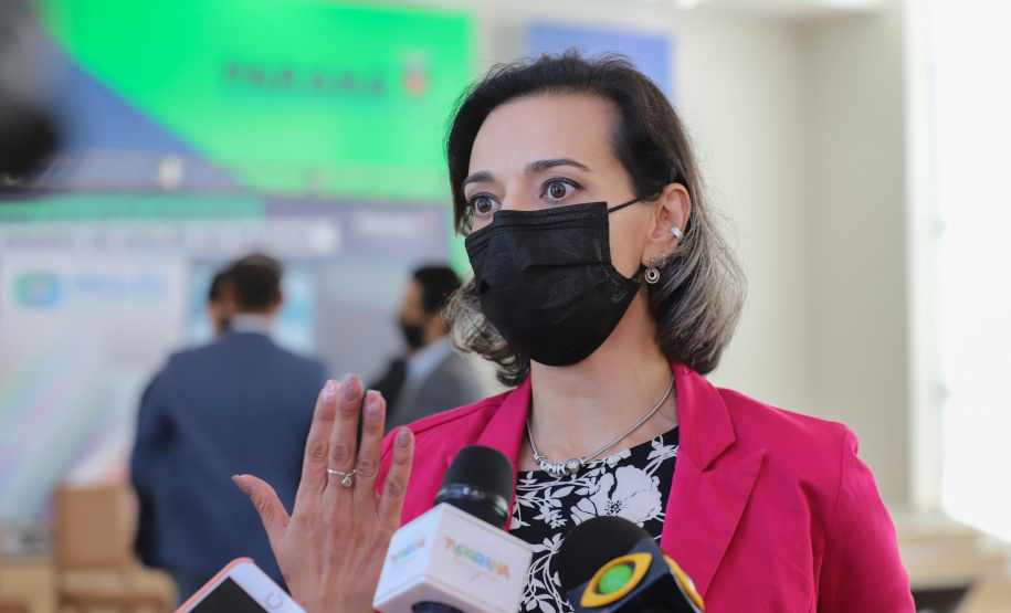 Esc Ingles O governador Carlos Massa Ratinho Junior lança nesta terça-feira (26) o programa Inglês Paraná, acompanhado do secretário da Educação e do Esporte, Renato Feder. Na foto, Professora de inglês Carolina Merisio Ferreira - 26/10/2021 - Foto: Geraldo Bubniak/AEN