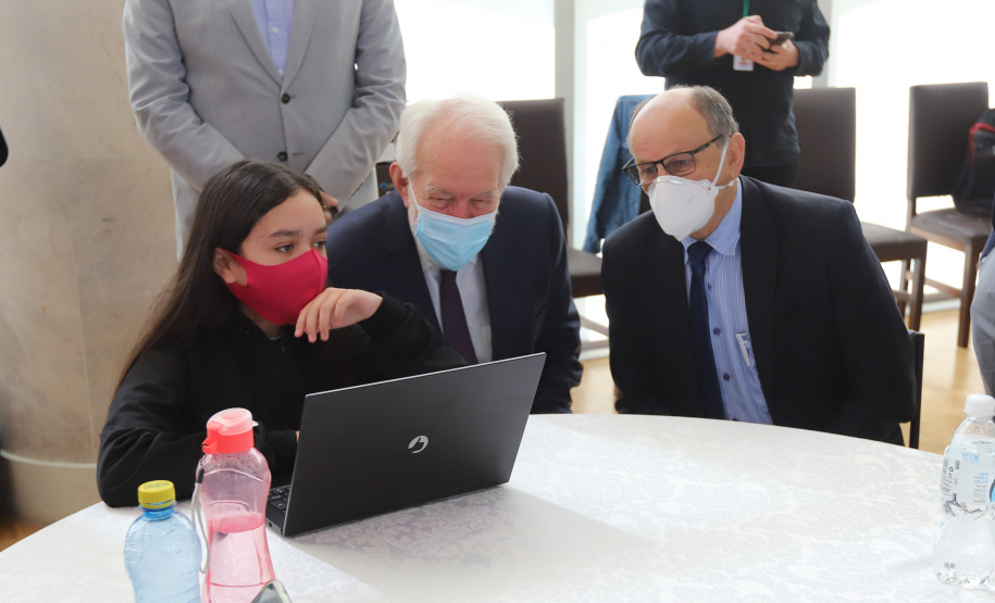 Esc Ingles O governador Carlos Massa Ratinho Junior lança nesta terça-feira (26) o programa Inglês Paraná, acompanhado do secretário da Educação e do Esporte, Renato Feder. Trata-se de um projeto inovador e dinâmico, com foco no processo de aprendizagem dos estudantes, considerando as suas necessidades, ao mesmo tempo em que favorece o desenvolvimento das habilidades de escuta e oralidade, essenciais para aprender a Língua Inglesa. - 26/10/2021 - Foto: Geraldo Bubniak/AEN