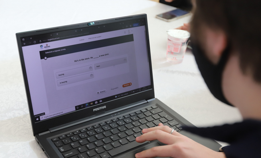 Esc Ingles O governador Carlos Massa Ratinho Junior lança nesta terça-feira (26) o programa Inglês Paraná, acompanhado do secretário da Educação e do Esporte, Renato Feder. Trata-se de um projeto inovador e dinâmico, com foco no processo de aprendizagem dos estudantes, considerando as suas necessidades, ao mesmo tempo em que favorece o desenvolvimento das habilidades de escuta e oralidade, essenciais para aprender a Língua Inglesa. - 26/10/2021 - Foto: Geraldo Bubniak/AEN