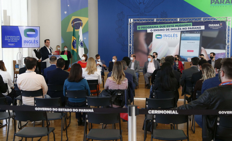 O governador Carlos Massa Ratinho Junior lança nesta terça-feira (26) o programa Inglês Paraná, acompanhado do secretário da Educação e do Esporte, Renato Feder. Trata-se de um projeto inovador e dinâmico, com foco no processo de aprendizagem dos estudantes, considerando as suas necessidades, ao mesmo tempo em que favorece o desenvolvimento das habilidades de escuta e oralidade, essenciais para aprender a Língua Inglesa. - 26/10/2021 - FotoJonathan Campos/AEN