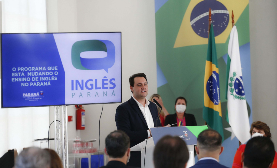 O governador Carlos Massa Ratinho Junior lança nesta terça-feira (26) o programa Inglês Paraná, acompanhado do secretário da Educação e do Esporte, Renato Feder. Trata-se de um projeto inovador e dinâmico, com foco no processo de aprendizagem dos estudantes, considerando as suas necessidades, ao mesmo tempo em que favorece o desenvolvimento das habilidades de escuta e oralidade, essenciais para aprender a Língua Inglesa. - 26/10/2021 - FotoJonathan Campos/AEN