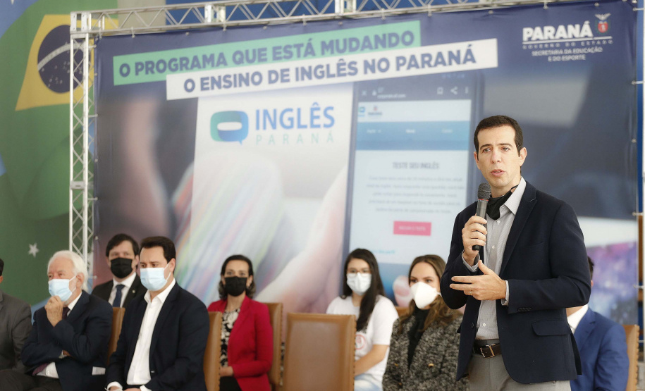 O governador Carlos Massa Ratinho Junior lança nesta terça-feira (26) o programa Inglês Paraná, acompanhado do secretário da Educação e do Esporte, Renato Feder. Trata-se de um projeto inovador e dinâmico, com foco no processo de aprendizagem dos estudantes, considerando as suas necessidades, ao mesmo tempo em que favorece o desenvolvimento das habilidades de escuta e oralidade, essenciais para aprender a Língua Inglesa. - 26/10/2021 - FotoJonathan Campos/AEN