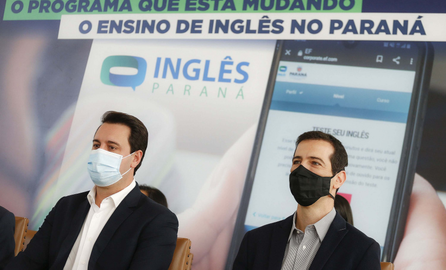 O governador Carlos Massa Ratinho Junior lança nesta terça-feira (26) o programa Inglês Paraná, acompanhado do secretário da Educação e do Esporte, Renato Feder. Trata-se de um projeto inovador e dinâmico, com foco no processo de aprendizagem dos estudantes, considerando as suas necessidades, ao mesmo tempo em que favorece o desenvolvimento das habilidades de escuta e oralidade, essenciais para aprender a Língua Inglesa. - 26/10/2021 - FotoJonathan Campos/AEN