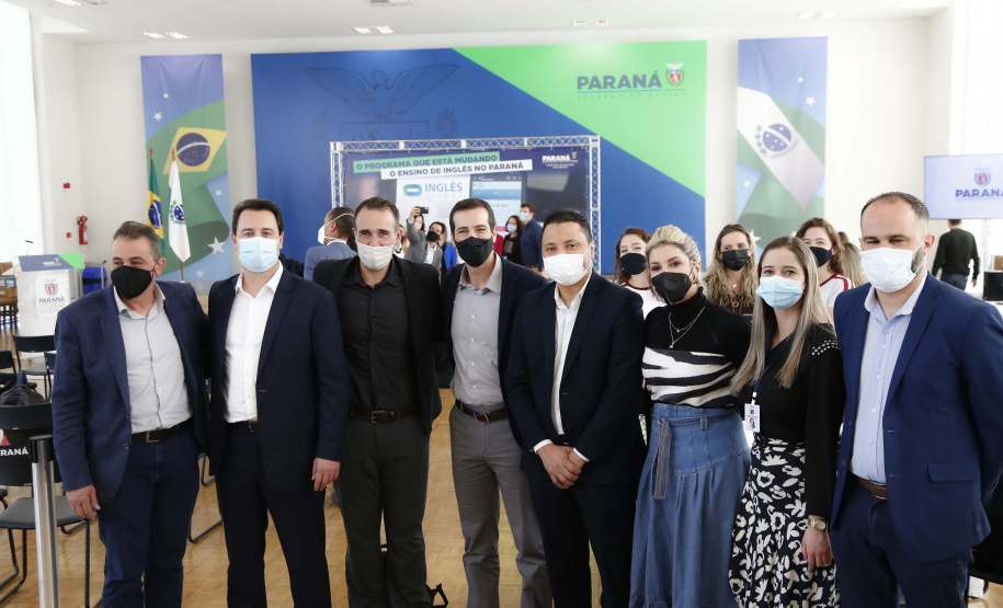 O governador Carlos Massa Ratinho Junior lança nesta terça-feira (26) o programa Inglês Paraná, acompanhado do secretário da Educação e do Esporte, Renato Feder. Trata-se de um projeto inovador e dinâmico, com foco no processo de aprendizagem dos estudantes, considerando as suas necessidades, ao mesmo tempo em que favorece o desenvolvimento das habilidades de escuta e oralidade, essenciais para aprender a Língua Inglesa. - 26/10/2021 - FotoJonathan Campos/AEN