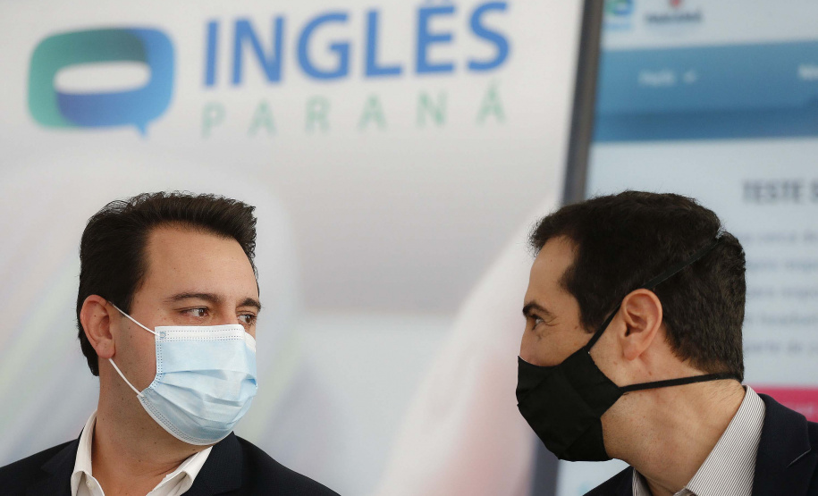O governador Carlos Massa Ratinho Junior lança nesta terça-feira (26) o programa Inglês Paraná, acompanhado do secretário da Educação e do Esporte, Renato Feder. Trata-se de um projeto inovador e dinâmico, com foco no processo de aprendizagem dos estudantes, considerando as suas necessidades, ao mesmo tempo em que favorece o desenvolvimento das habilidades de escuta e oralidade, essenciais para aprender a Língua Inglesa. - 26/10/2021 - FotoJonathan Campos/AEN