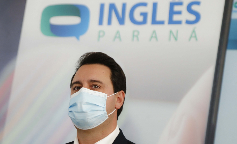 O governador Carlos Massa Ratinho Junior lança nesta terça-feira (26) o programa Inglês Paraná, acompanhado do secretário da Educação e do Esporte, Renato Feder. Trata-se de um projeto inovador e dinâmico, com foco no processo de aprendizagem dos estudantes, considerando as suas necessidades, ao mesmo tempo em que favorece o desenvolvimento das habilidades de escuta e oralidade, essenciais para aprender a Língua Inglesa. - 26/10/2021 - FotoJonathan Campos/AEN