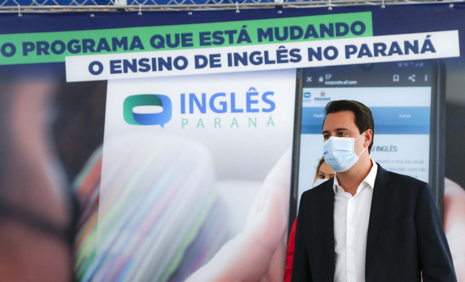 O governador Carlos Massa Ratinho Junior lança nesta terça-feira (26) o programa Inglês Paraná, acompanhado do secretário da Educação e do Esporte, Renato Feder. Trata-se de um projeto inovador e dinâmico, com foco no processo de aprendizagem dos estudantes, considerando as suas necessidades, ao mesmo tempo em que favorece o desenvolvimento das habilidades de escuta e oralidade, essenciais para aprender a Língua Inglesa. - 26/10/2021 - FotoJonathan Campos/AEN