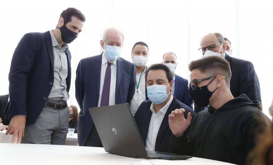 O governador Carlos Massa Ratinho Junior lança nesta terça-feira (26) o programa Inglês Paraná, acompanhado do secretário da Educação e do Esporte, Renato Feder. Trata-se de um projeto inovador e dinâmico, com foco no processo de aprendizagem dos estudantes, considerando as suas necessidades, ao mesmo tempo em que favorece o desenvolvimento das habilidades de escuta e oralidade, essenciais para aprender a Língua Inglesa. - 26/10/2021 - FotoJonathan Campos/AEN