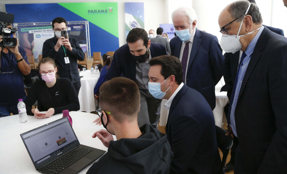 O governador Carlos Massa Ratinho Junior lança nesta terça-feira (26) o programa Inglês Paraná, acompanhado do secretário da Educação e do Esporte, Renato Feder. Trata-se de um projeto inovador e dinâmico, com foco no processo de aprendizagem dos estudantes, considerando as suas necessidades, ao mesmo tempo em que favorece o desenvolvimento das habilidades de escuta e oralidade, essenciais para aprender a Língua Inglesa. - 26/10/2021 - FotoJonathan Campos/AEN