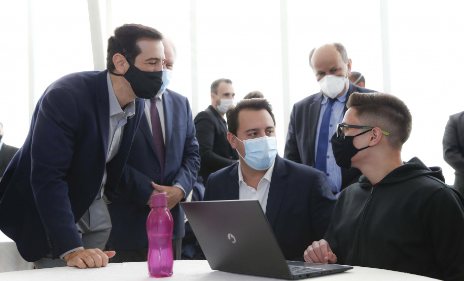 O governador Carlos Massa Ratinho Junior lança nesta terça-feira (26) o programa Inglês Paraná, acompanhado do secretário da Educação e do Esporte, Renato Feder. Trata-se de um projeto inovador e dinâmico, com foco no processo de aprendizagem dos estudantes, considerando as suas necessidades, ao mesmo tempo em que favorece o desenvolvimento das habilidades de escuta e oralidade, essenciais para aprender a Língua Inglesa. - 26/10/2021 - FotoJonathan Campos/AEN