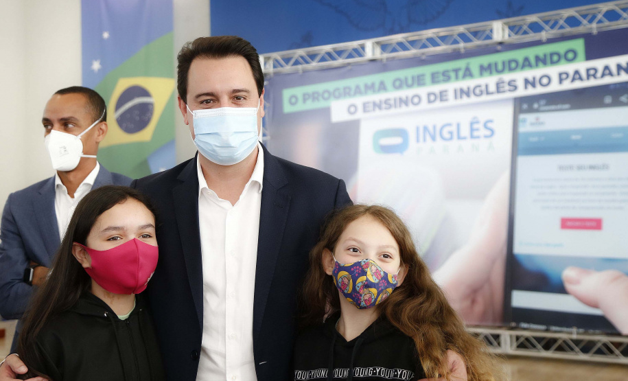 O governador Carlos Massa Ratinho Junior lança nesta terça-feira (26) o programa Inglês Paraná, acompanhado do secretário da Educação e do Esporte, Renato Feder. Trata-se de um projeto inovador e dinâmico, com foco no processo de aprendizagem dos estudantes, considerando as suas necessidades, ao mesmo tempo em que favorece o desenvolvimento das habilidades de escuta e oralidade, essenciais para aprender a Língua Inglesa. - 26/10/2021 - FotoJonathan Campos/AEN