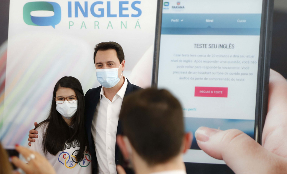 O governador Carlos Massa Ratinho Junior lança nesta terça-feira (26) o programa Inglês Paraná, acompanhado do secretário da Educação e do Esporte, Renato Feder. Trata-se de um projeto inovador e dinâmico, com foco no processo de aprendizagem dos estudantes, considerando as suas necessidades, ao mesmo tempo em que favorece o desenvolvimento das habilidades de escuta e oralidade, essenciais para aprender a Língua Inglesa. - 26/10/2021 - FotoJonathan Campos/AEN