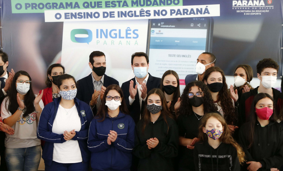 O governador Carlos Massa Ratinho Junior lança nesta terça-feira (26) o programa Inglês Paraná, acompanhado do secretário da Educação e do Esporte, Renato Feder. Trata-se de um projeto inovador e dinâmico, com foco no processo de aprendizagem dos estudantes, considerando as suas necessidades, ao mesmo tempo em que favorece o desenvolvimento das habilidades de escuta e oralidade, essenciais para aprender a Língua Inglesa. - 26/10/2021 - FotoJonathan Campos/AEN