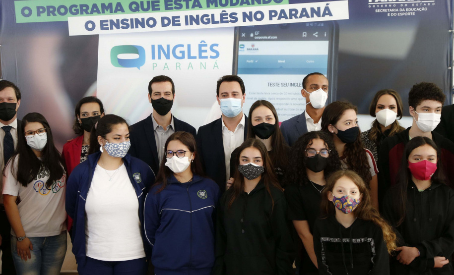 O governador Carlos Massa Ratinho Junior lança nesta terça-feira (26) o programa Inglês Paraná, acompanhado do secretário da Educação e do Esporte, Renato Feder. Trata-se de um projeto inovador e dinâmico, com foco no processo de aprendizagem dos estudantes, considerando as suas necessidades, ao mesmo tempo em que favorece o desenvolvimento das habilidades de escuta e oralidade, essenciais para aprender a Língua Inglesa. - 26/10/2021 - FotoJonathan Campos/AEN