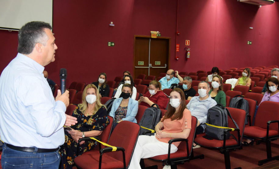 As ações para o pós-pandemia da Covid-19 devem ser prioridade no processo de reorganização do Planejamento Regional Integrado (PRI) da área da saúde no Paraná. A afirmação foi feita pelo secretário estadual da Saúde, Beto Preto, durante evento para discutir o PRI com Regionais e municípios da Macrorregião Oeste, realizado em Foz do Iguaçu, nesta terça-feira (26). - Foz do Iguaçu, 26/10/2021 - Foto: Américo Antonio/SESA