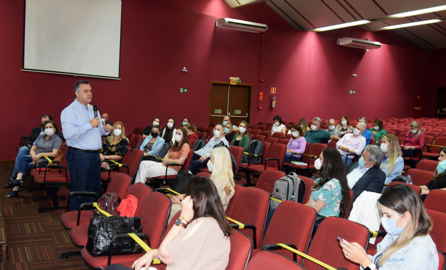 As ações para o pós-pandemia da Covid-19 devem ser prioridade no processo de reorganização do Planejamento Regional Integrado (PRI) da área da saúde no Paraná. A afirmação foi feita pelo secretário estadual da Saúde, Beto Preto, durante evento para discutir o PRI com Regionais e municípios da Macrorregião Oeste, realizado em Foz do Iguaçu, nesta terça-feira (26). - Foz do Iguaçu, 26/10/2021 - Foto: Américo Antonio/SESA