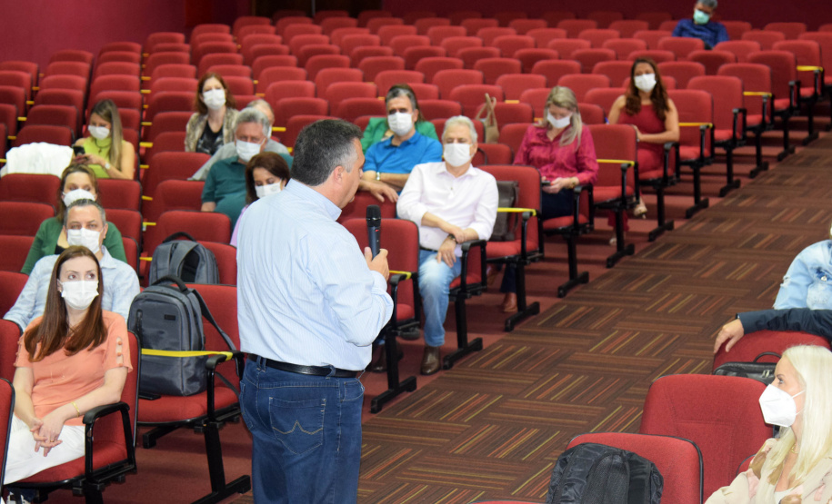 As ações para o pós-pandemia da Covid-19 devem ser prioridade no processo de reorganização do Planejamento Regional Integrado (PRI) da área da saúde no Paraná. A afirmação foi feita pelo secretário estadual da Saúde, Beto Preto, durante evento para discutir o PRI com Regionais e municípios da Macrorregião Oeste, realizado em Foz do Iguaçu, nesta terça-feira (26). - Foz do Iguaçu, 26/10/2021 - Foto: Américo Antonio/SESA