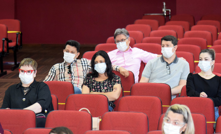 As ações para o pós-pandemia da Covid-19 devem ser prioridade no processo de reorganização do Planejamento Regional Integrado (PRI) da área da saúde no Paraná. A afirmação foi feita pelo secretário estadual da Saúde, Beto Preto, durante evento para discutir o PRI com Regionais e municípios da Macrorregião Oeste, realizado em Foz do Iguaçu, nesta terça-feira (26). - Foz do Iguaçu, 26/10/2021 - Foto: Américo Antonio/SESA