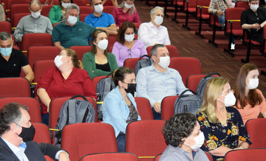 As ações para o pós-pandemia da Covid-19 devem ser prioridade no processo de reorganização do Planejamento Regional Integrado (PRI) da área da saúde no Paraná. A afirmação foi feita pelo secretário estadual da Saúde, Beto Preto, durante evento para discutir o PRI com Regionais e municípios da Macrorregião Oeste, realizado em Foz do Iguaçu, nesta terça-feira (26). - Foz do Iguaçu, 26/10/2021 - Foto: Américo Antonio/SESA