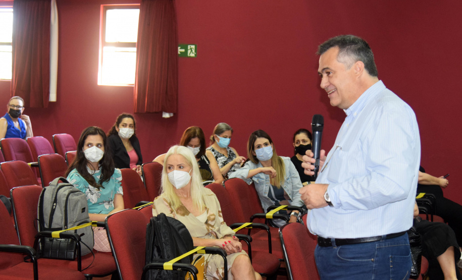 As ações para o pós-pandemia da Covid-19 devem ser prioridade no processo de reorganização do Planejamento Regional Integrado (PRI) da área da saúde no Paraná. A afirmação foi feita pelo secretário estadual da Saúde, Beto Preto, durante evento para discutir o PRI com Regionais e municípios da Macrorregião Oeste, realizado em Foz do Iguaçu, nesta terça-feira (26). - Foz do Iguaçu, 26/10/2021 - Foto: Américo Antonio/SESA