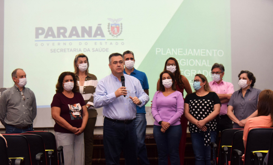 As ações para o pós-pandemia da Covid-19 devem ser prioridade no processo de reorganização do Planejamento Regional Integrado (PRI) da área da saúde no Paraná. A afirmação foi feita pelo secretário estadual da Saúde, Beto Preto, durante evento para discutir o PRI com Regionais e municípios da Macrorregião Oeste, realizado em Foz do Iguaçu, nesta terça-feira (26). - Foz do Iguaçu, 26/10/2021 - Foto: Américo Antonio/SESA