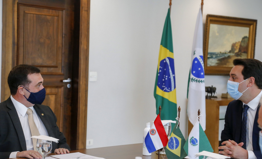 Governador Carlos Massa Ratinho Junior, recebe o embaixador do Paraguai no Brasil, Juan Ángel Delgadillo, e também o cônsul geral do Paraguai no Paraná, Carlos Fleitas Rodriguez -  Curitiba, 26/10/2021 - Foto Gilson Abreu/AEN