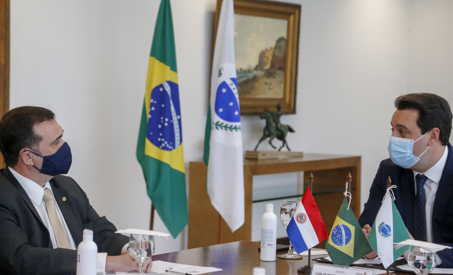 Governador Carlos Massa Ratinho Junior, recebe o embaixador do Paraguai no Brasil, Juan Ángel Delgadillo, e também o cônsul geral do Paraguai no Paraná, Carlos Fleitas Rodriguez -  Curitiba, 26/10/2021 - Foto Gilson Abreu/AEN