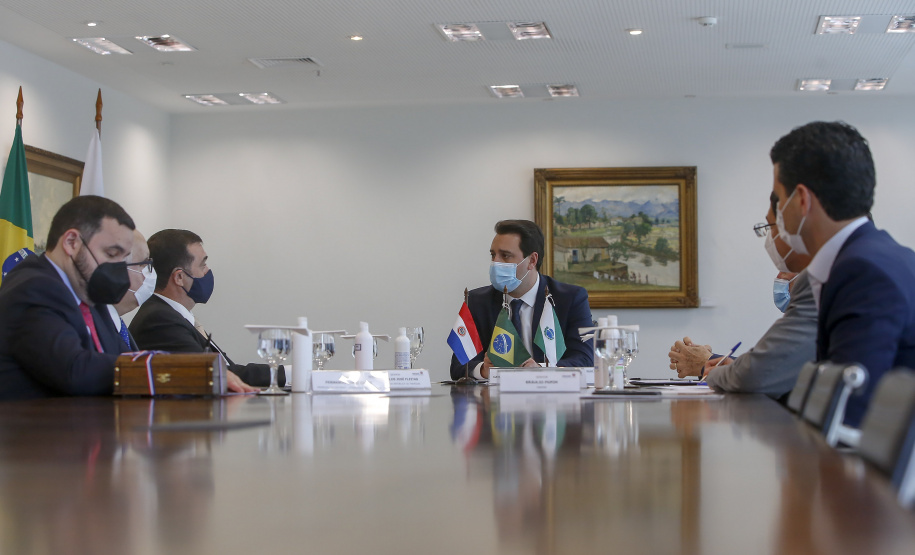 Governador Carlos Massa Ratinho Junior, recebe o embaixador do Paraguai no Brasil, Juan Ángel Delgadillo, e também o cônsul geral do Paraguai no Paraná, Carlos Fleitas Rodriguez -  Curitiba, 26/10/2021 - Foto Gilson Abreu/AEN