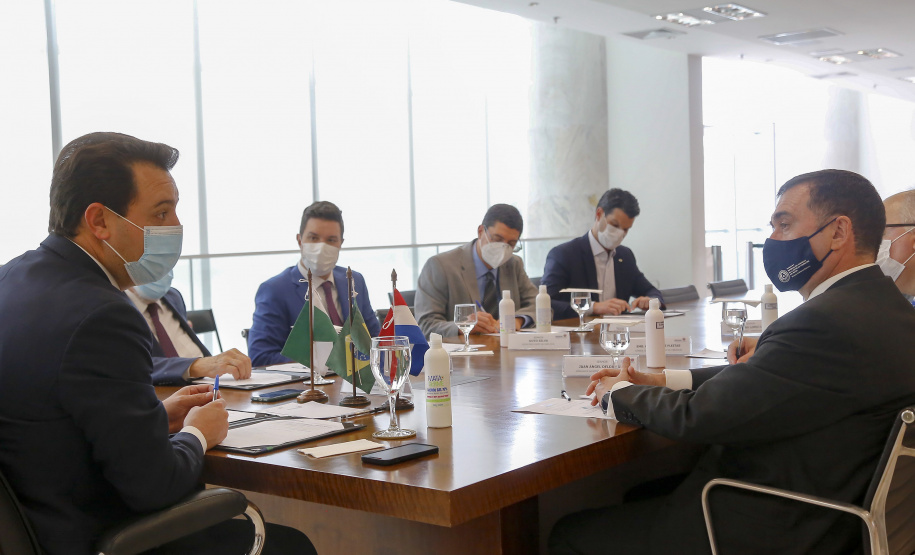 Governador Carlos Massa Ratinho Junior, recebe o embaixador do Paraguai no Brasil, Juan Ángel Delgadillo, e também o cônsul geral do Paraguai no Paraná, Carlos Fleitas Rodriguez -  Curitiba, 26/10/2021 - Foto Gilson Abreu/AEN