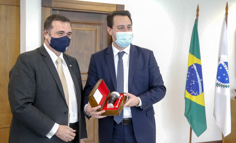 Governador Carlos Massa Ratinho Junior, recebe o embaixador do Paraguai no Brasil, Juan Ángel Delgadillo, e também o cônsul geral do Paraguai no Paraná, Carlos Fleitas Rodriguez -  Curitiba, 26/10/2021 - Foto Gilson Abreu/AEN