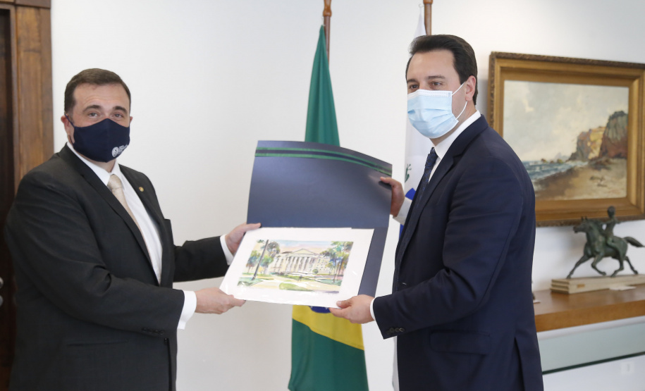 Governador Carlos Massa Ratinho Junior, recebe o embaixador do Paraguai no Brasil, Juan Ángel Delgadillo, e também o cônsul geral do Paraguai no Paraná, Carlos Fleitas Rodriguez -  Curitiba, 26/10/2021 - Foto Gilson Abreu/AEN
