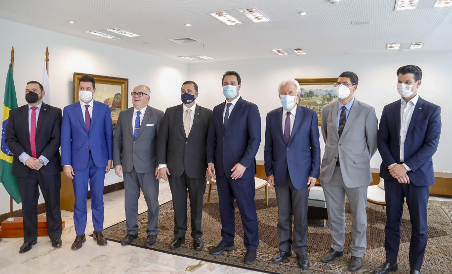 Governador Carlos Massa Ratinho Junior, recebe o embaixador do Paraguai no Brasil, Juan Ángel Delgadillo, e também o cônsul geral do Paraguai no Paraná, Carlos Fleitas Rodriguez -  Curitiba, 26/10/2021 - Foto Gilson Abreu/AEN