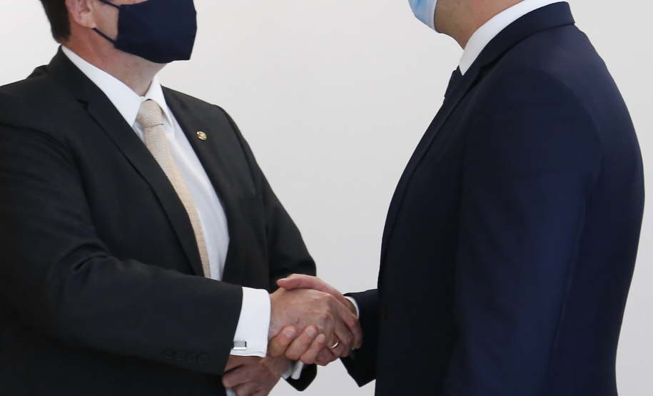 Governador Carlos Massa Ratinho Junior, recebe o embaixador do Paraguai no Brasil, Juan Ángel Delgadillo, e também o cônsul geral do Paraguai no Paraná, Carlos Fleitas Rodriguez -  Curitiba, 26/10/2021 - Foto Gilson Abreu/AEN