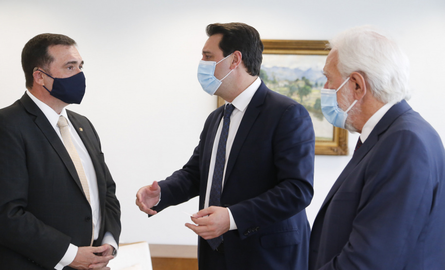 Governador Carlos Massa Ratinho Junior, recebe o embaixador do Paraguai no Brasil, Juan Ángel Delgadillo, e também o cônsul geral do Paraguai no Paraná, Carlos Fleitas Rodriguez -  Curitiba, 26/10/2021 - Foto Gilson Abreu/AEN