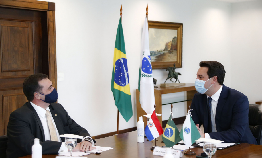 Governador Carlos Massa Ratinho Junior, recebe o embaixador do Paraguai no Brasil, Juan Ángel Delgadillo, e também o cônsul geral do Paraguai no Paraná, Carlos Fleitas Rodriguez - Curitiba, 26/10/2021 - Foto: Jonathan Campos /AEN