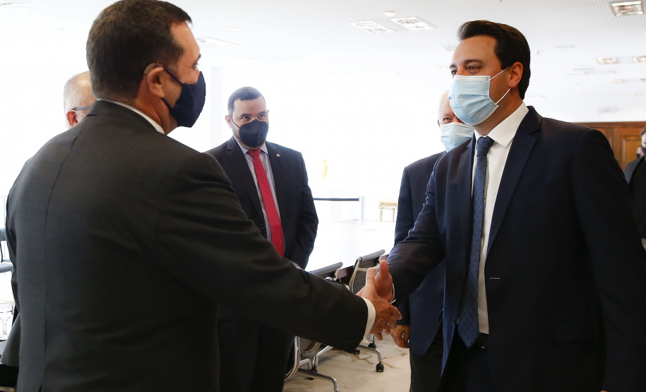 Governador Carlos Massa Ratinho Junior, recebe o embaixador do Paraguai no Brasil, Juan Ángel Delgadillo, e também o cônsul geral do Paraguai no Paraná, Carlos Fleitas Rodriguez - Curitiba, 26/10/2021 - Foto: Jonathan Campos /AEN