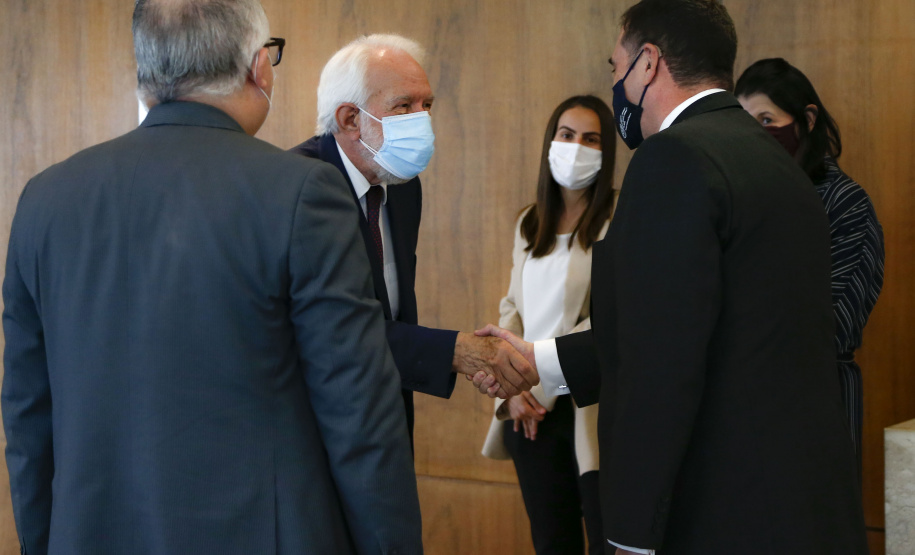 Governador Carlos Massa Ratinho Junior, recebe o embaixador do Paraguai no Brasil, Juan Ángel Delgadillo, e também o cônsul geral do Paraguai no Paraná, Carlos Fleitas Rodriguez - Curitiba, 26/10/2021 - Foto: Jonathan Campos /AEN