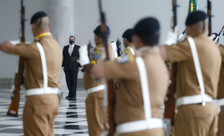 Governador Carlos Massa Ratinho Junior, recebe o embaixador do Paraguai no Brasil, Juan Ángel Delgadillo, e também o cônsul geral do Paraguai no Paraná, Carlos Fleitas Rodriguez - Curitiba, 26/10/2021 - Foto: Jonathan Campos /AEN