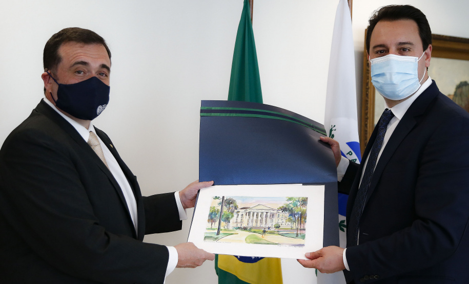 Governador Carlos Massa Ratinho Junior, recebe o embaixador do Paraguai no Brasil, Juan Ángel Delgadillo, e também o cônsul geral do Paraguai no Paraná, Carlos Fleitas Rodriguez - Curitiba, 26/10/2021 - Foto: Jonathan Campos /AEN