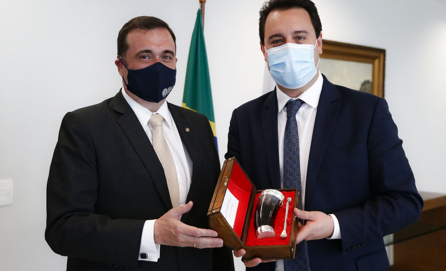 Governador Carlos Massa Ratinho Junior, recebe o embaixador do Paraguai no Brasil, Juan Ángel Delgadillo, e também o cônsul geral do Paraguai no Paraná, Carlos Fleitas Rodriguez - Curitiba, 26/10/2021 - Foto: Jonathan Campos /AEN