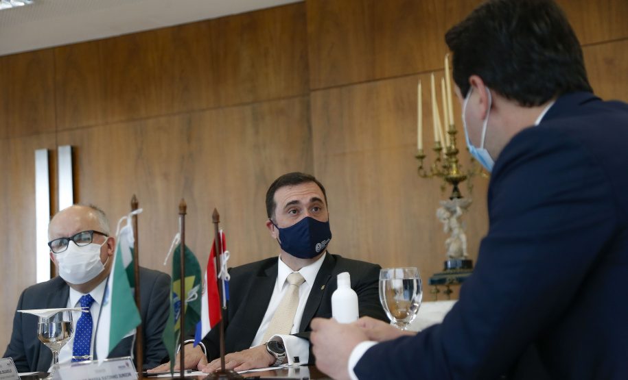 Governador Carlos Massa Ratinho Junior, recebe o embaixador do Paraguai no Brasil, Juan Ángel Delgadillo, e também o cônsul geral do Paraguai no Paraná, Carlos Fleitas Rodriguez - Curitiba, 26/10/2021 - Foto: Jonathan Campos /AEN