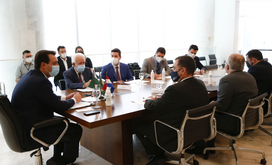 Governador Carlos Massa Ratinho Junior, recebe o embaixador do Paraguai no Brasil, Juan Ángel Delgadillo, e também o cônsul geral do Paraguai no Paraná, Carlos Fleitas Rodriguez - Curitiba, 26/10/2021 - Foto: Jonathan Campos /AEN