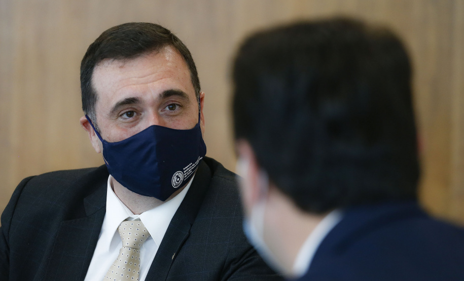 Governador Carlos Massa Ratinho Junior, recebe o embaixador do Paraguai no Brasil, Juan Ángel Delgadillo, e também o cônsul geral do Paraguai no Paraná, Carlos Fleitas Rodriguez - Curitiba, 26/10/2021 - Foto: Jonathan Campos /AEN