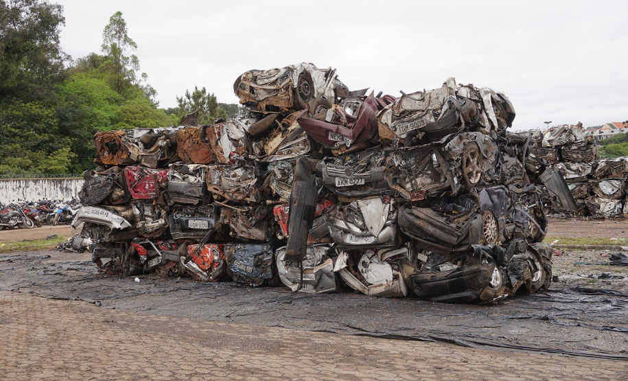Detran-PR leiloa quase 3 mil veículos na condição de sucata - Curitiba, 26/10/2021 - Foto: Allan Marba/Detran-PR