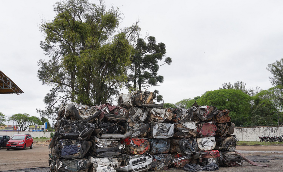 Detran-PR leiloa quase 3 mil veículos na condição de sucata - Curitiba, 26/10/2021 - Foto: Allan Marba/Detran-PR