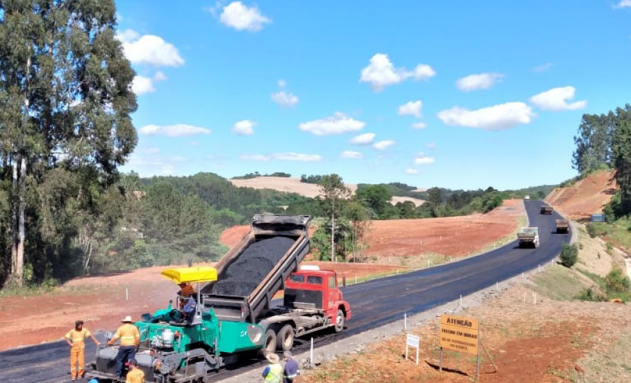A pavimentação da PR-239, rodovia que liga os municípios de Pitanga e Mato Rico, na região central do Estado, está 23% executada. O trecho possui 43,15 quilômetros de extensão e tem entrega prevista para dezembro de 2022. É a primeira ligação asfáltica de Mato Rico. Por enquanto o trecho é de estrada de terra. - Curitiba, 26/10/2021 - Foto: DER
