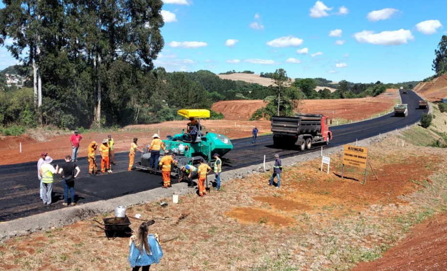 A pavimentação da PR-239, rodovia que liga os municípios de Pitanga e Mato Rico, na região central do Estado, está 23% executada. O trecho possui 43,15 quilômetros de extensão e tem entrega prevista para dezembro de 2022. É a primeira ligação asfáltica de Mato Rico. Por enquanto o trecho é de estrada de terra. - Curitiba, 26/10/2021 - Foto: DER
