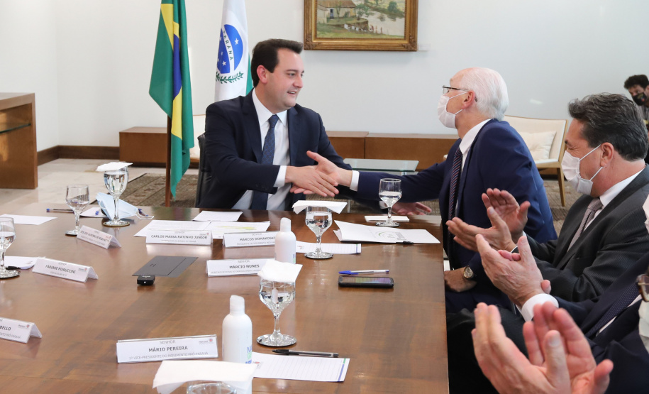 O governador Carlos Massa Ratinho Junior participa nesta terça-feira (26)  da cerimônia de posse da nova diretoria do Movimento Pró-Paraná,  liderado pelo presidente  eleito Marcos Domakoski.   - 26/10/2021 - Foto: Geraldo Bubniak/AEN